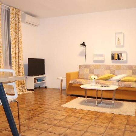 Apartments Zvezdica*** With Garden Zambratija  Luaran gambar