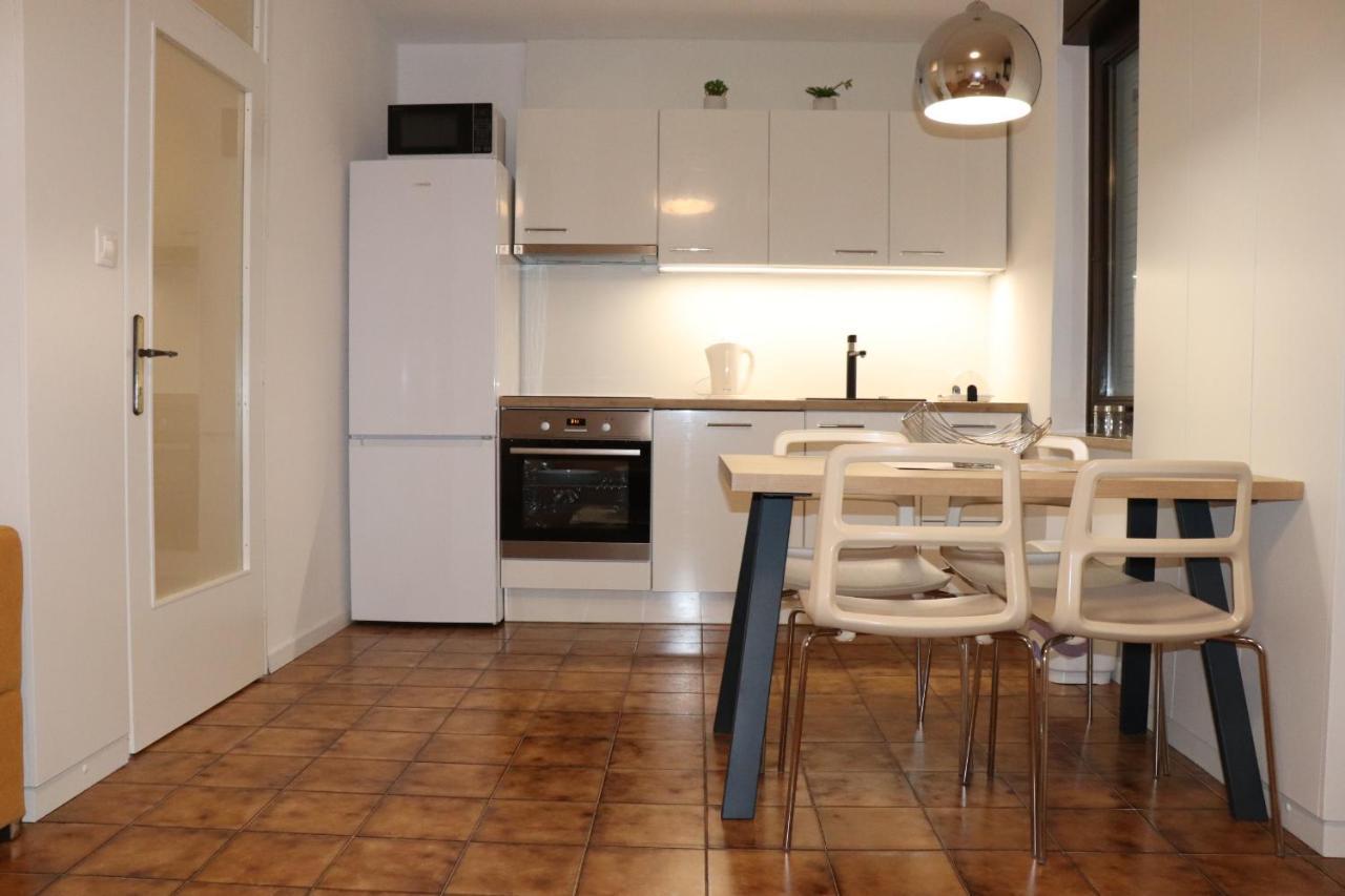 Apartments Zvezdica*** With Garden Zambratija  Luaran gambar