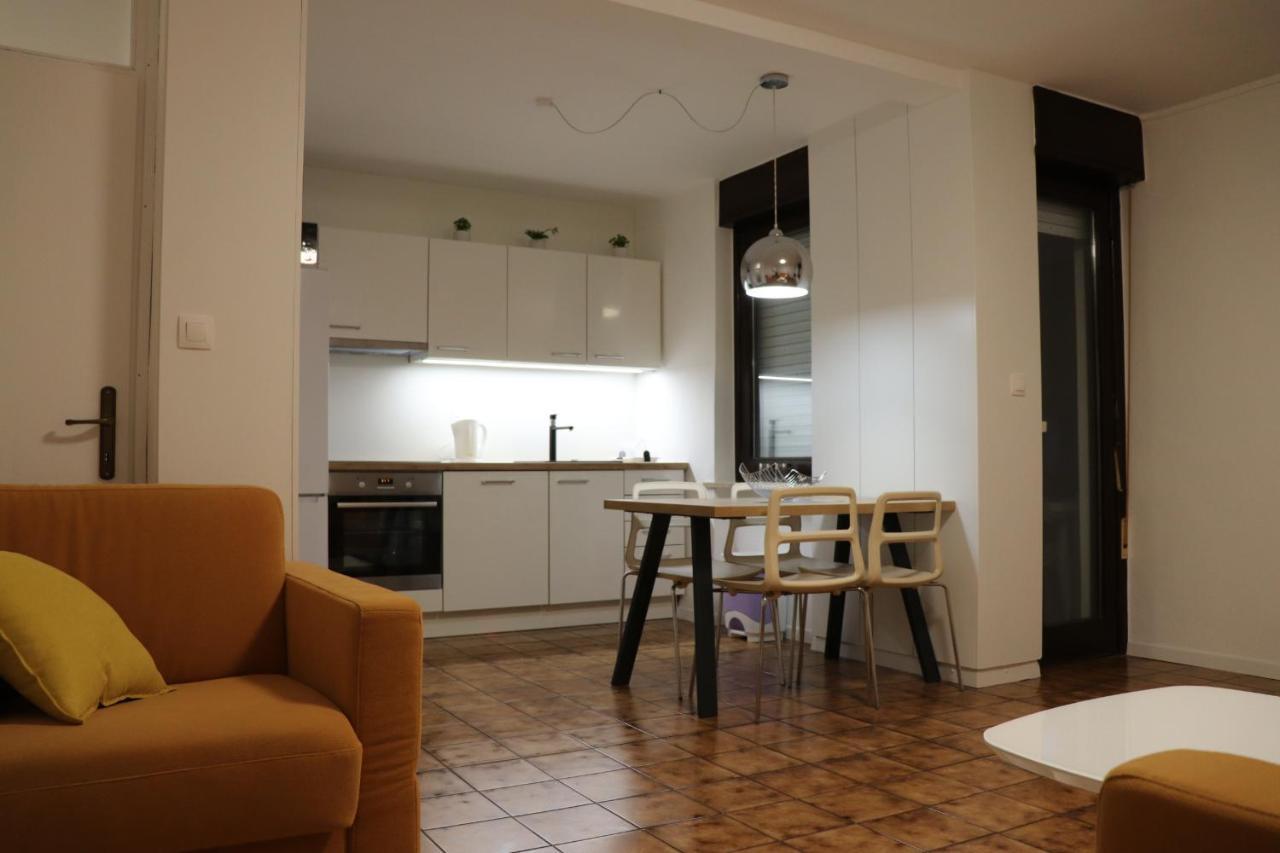 Apartments Zvezdica*** With Garden Zambratija  Luaran gambar