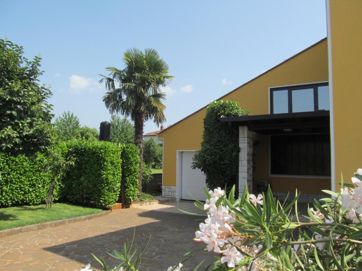 Apartments Zvezdica*** With Garden Zambratija  Luaran gambar