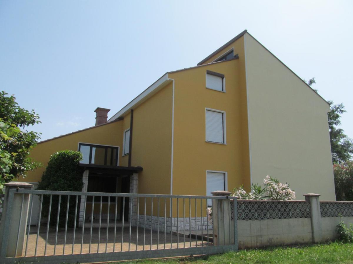 Apartments Zvezdica*** With Garden Zambratija  Luaran gambar