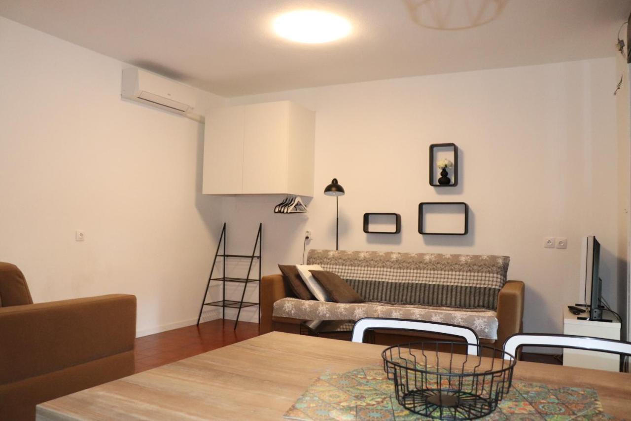 Apartments Zvezdica*** With Garden Zambratija  Luaran gambar