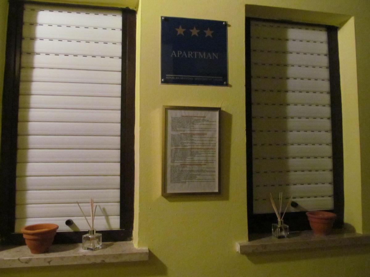 Apartments Zvezdica*** With Garden Zambratija  Luaran gambar
