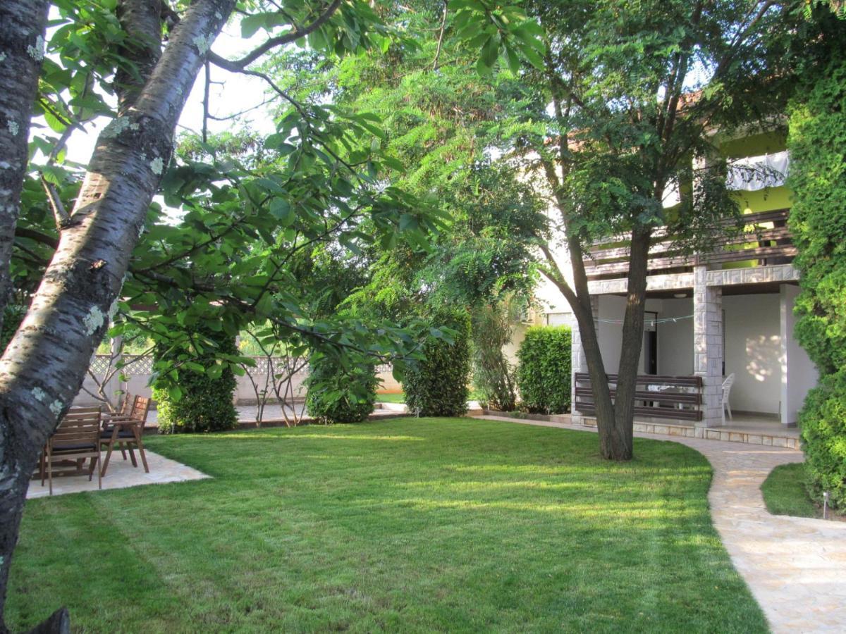 Apartments Zvezdica*** With Garden Zambratija  Luaran gambar