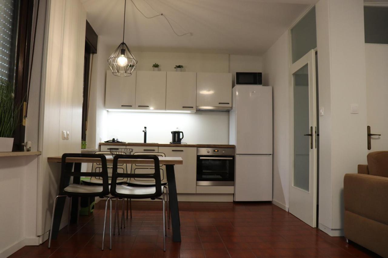 Apartments Zvezdica*** With Garden Zambratija  Luaran gambar