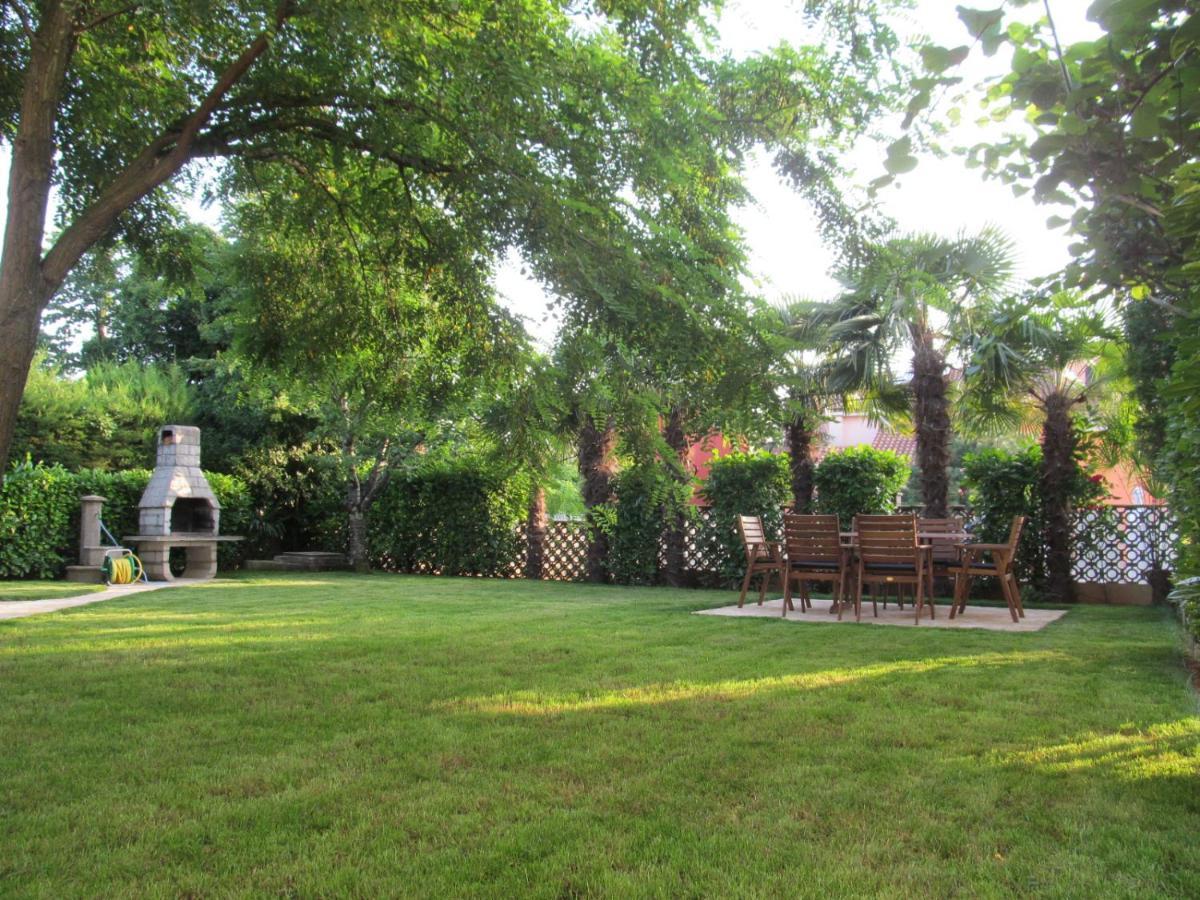 Apartments Zvezdica*** With Garden Zambratija  Luaran gambar