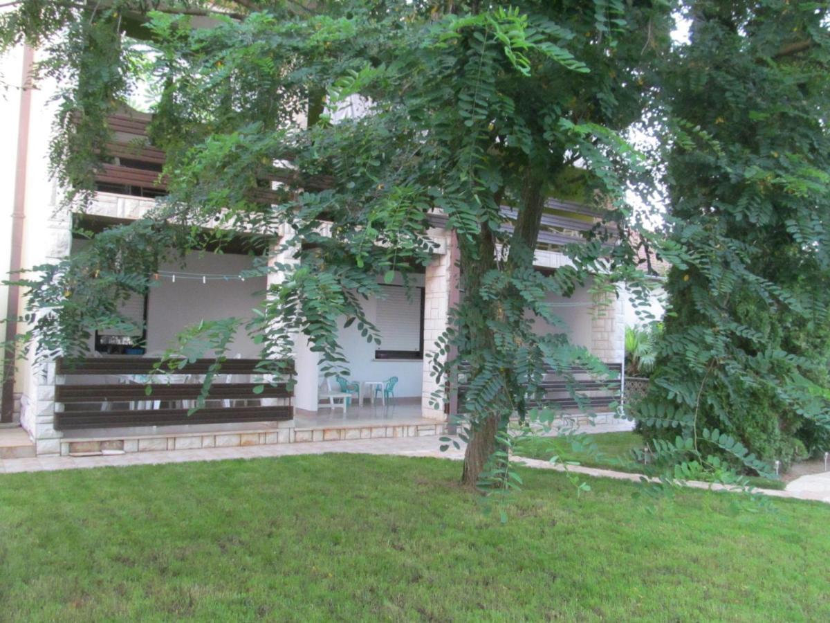 Apartments Zvezdica*** With Garden Zambratija  Luaran gambar