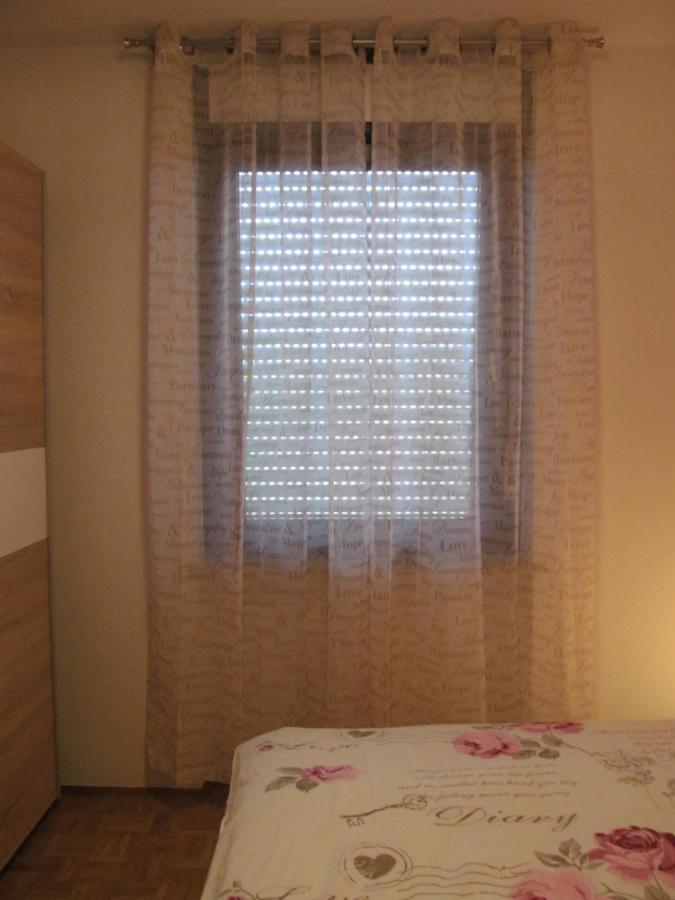 Apartments Zvezdica*** With Garden Zambratija  Luaran gambar