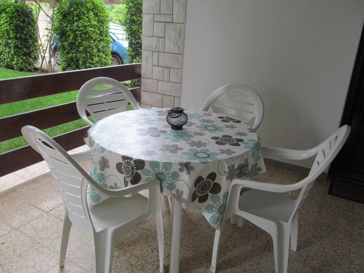 Apartments Zvezdica*** With Garden Zambratija  Luaran gambar